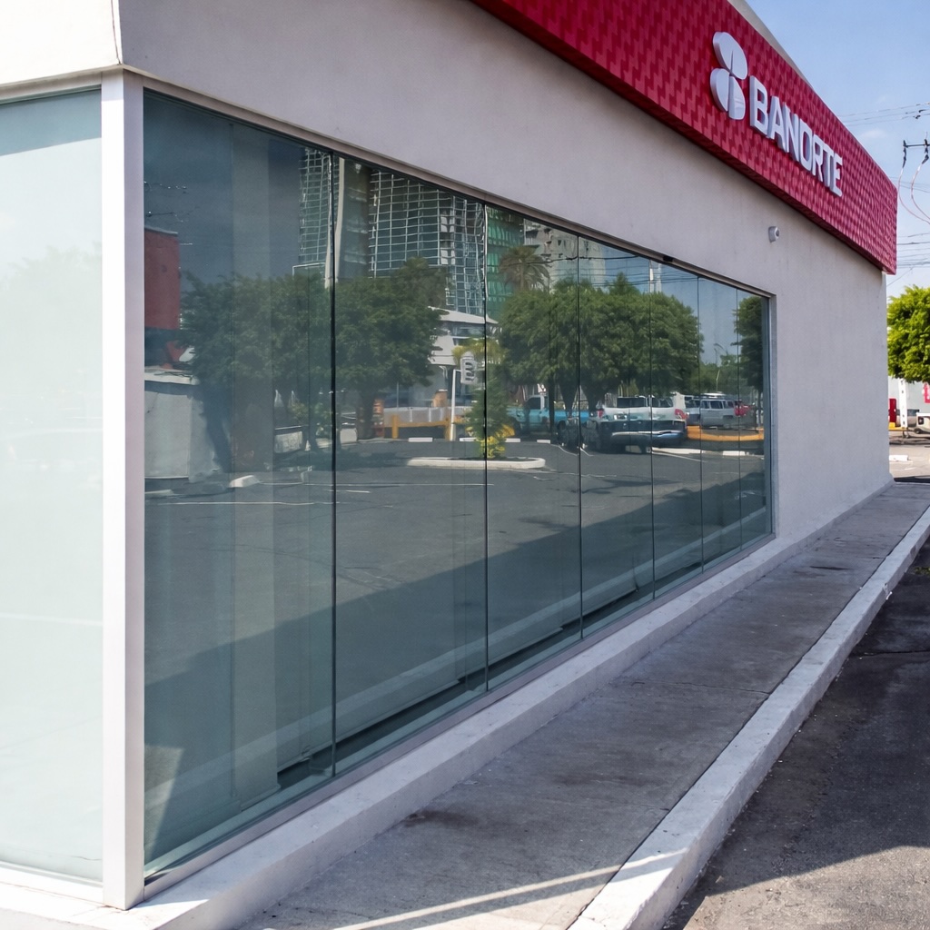 Sucursal bancaria con control solar comercial